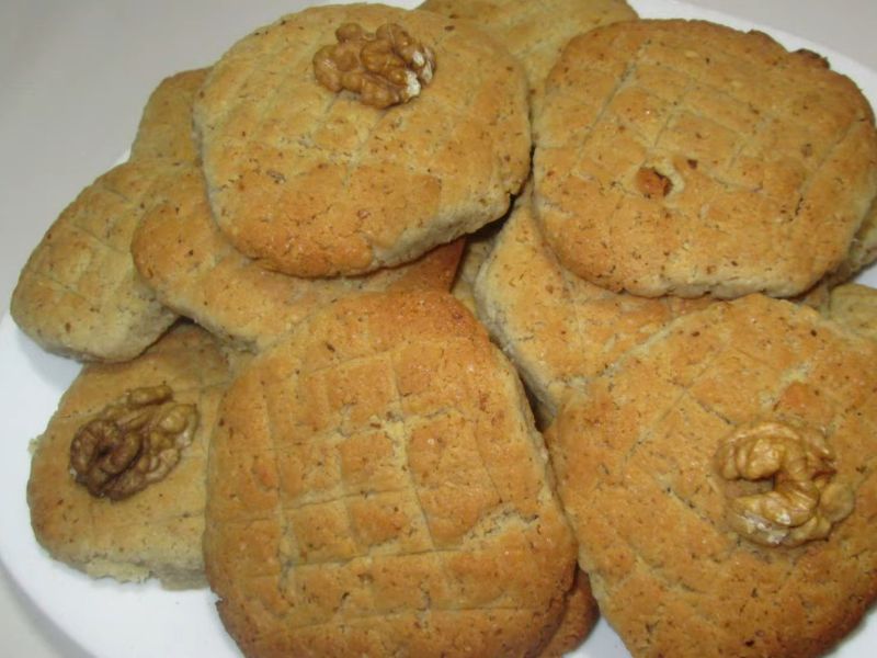 servirane gurabije sa orasima na vrhu