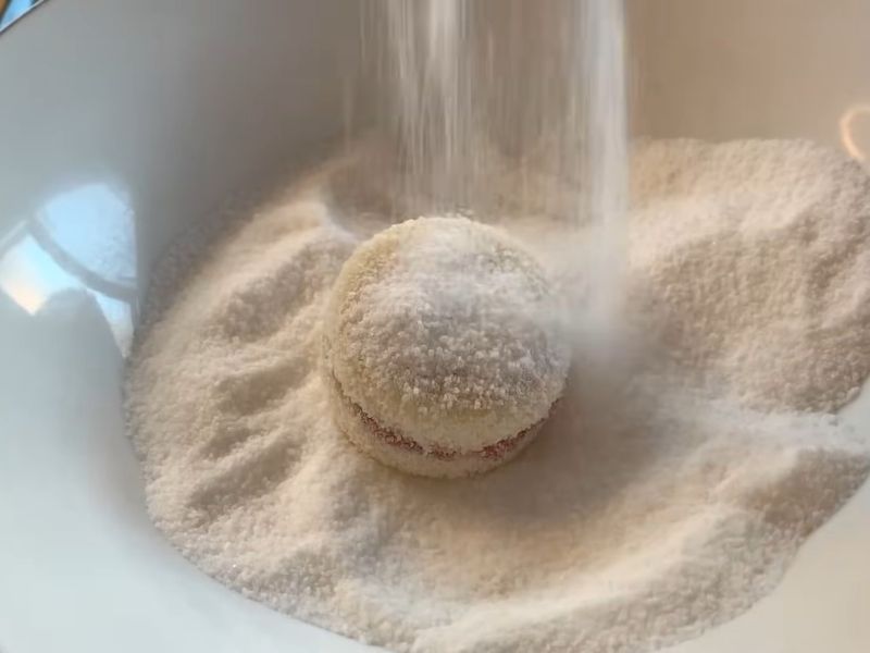 valjanje vanilica u prah šećer