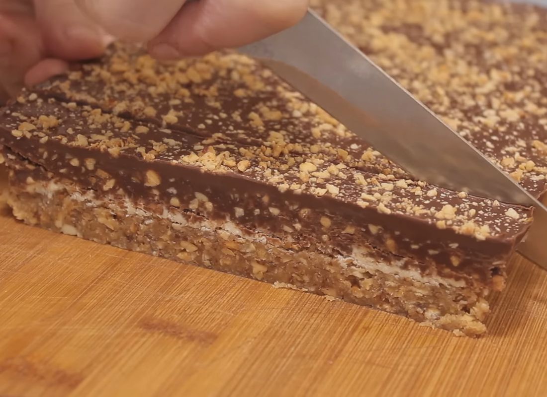 osoba seče kikiriki kolač