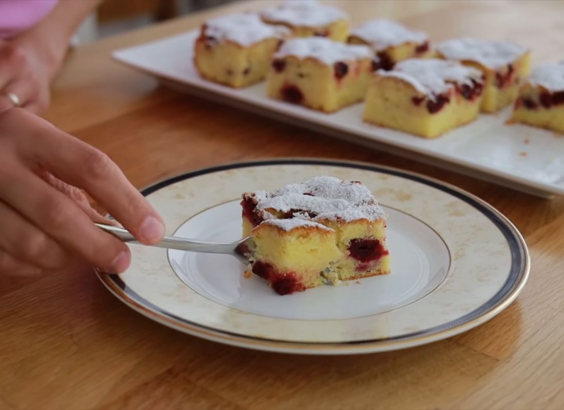 kolač sa višnjama i prah šećerom