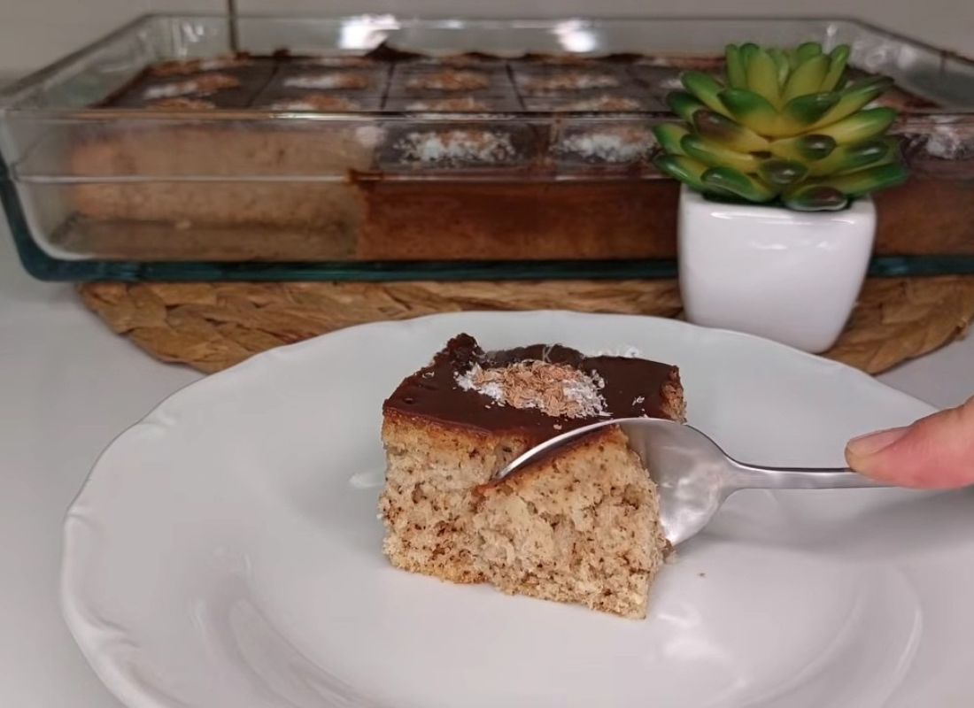 mokri kolač sa kokosom i mlečnim prelivom